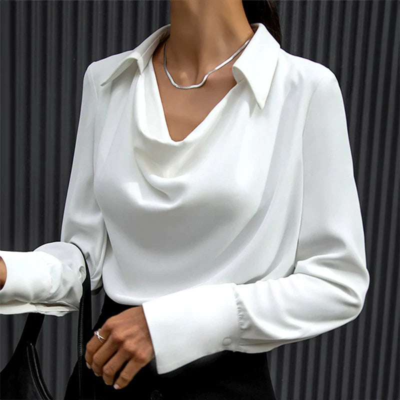 Stijlvolle damesblouse met V-hals, losse kraag en lange mouwen voor een moderne, comfortabele uitstraling.