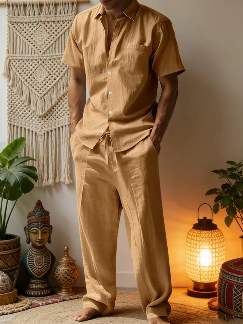 Tweedelige heren set voor de zomer. V-hals overhemd en wijde broek, ontspannen en stijlvol.
