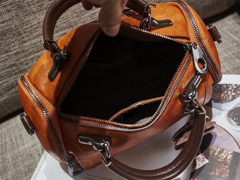 Bruine Boston dames schoudertas, trendy en functionele tas van PU leer.