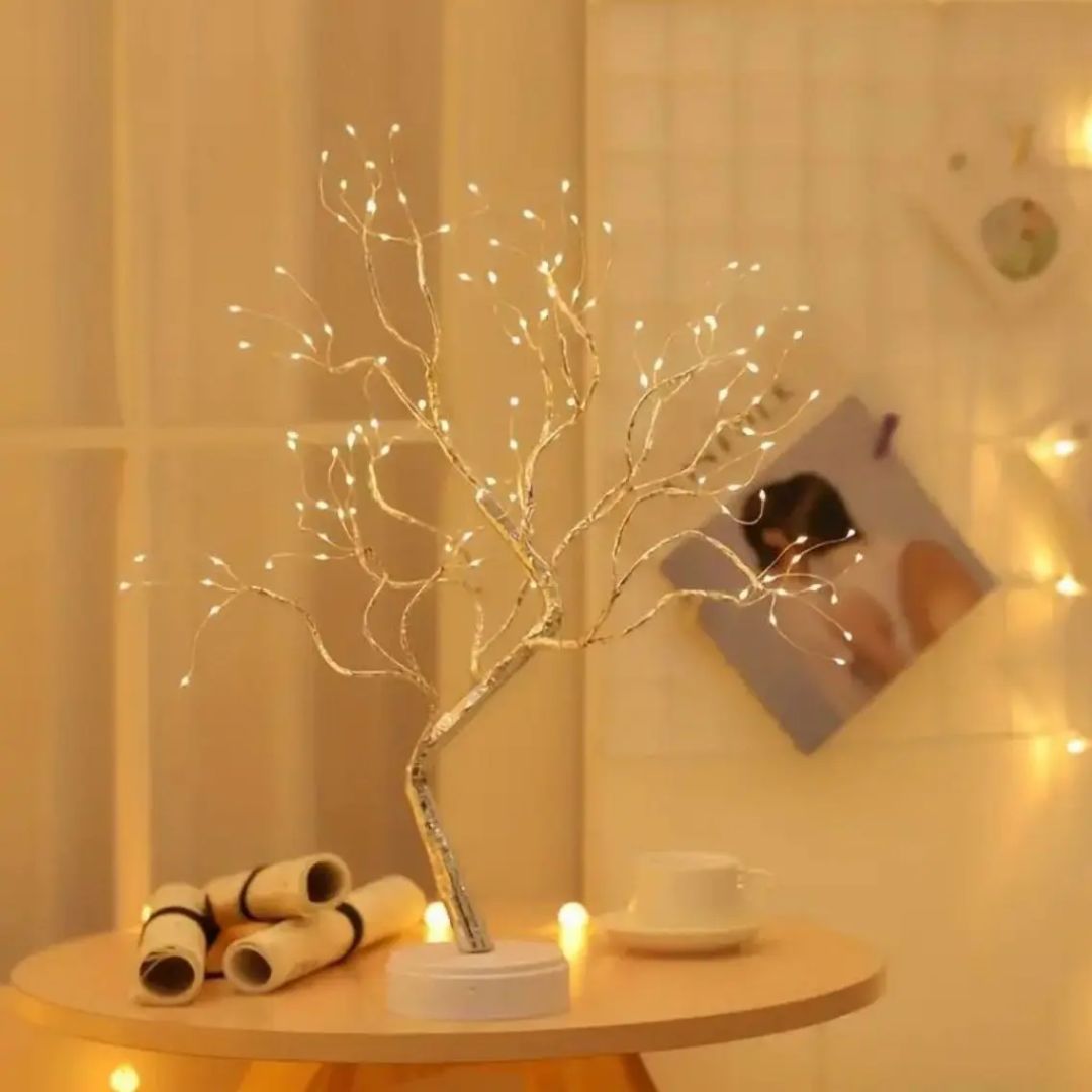Koperen boomlamp met LED-sterren voor sfeervolle interieurverlichting. Ideaal voor thuisdecoratie.