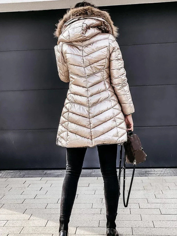 Stijlvolle crème winterjas voor dames met ritssluiting, biedt comfortabele warmte. Ideaal voor koude dagen.