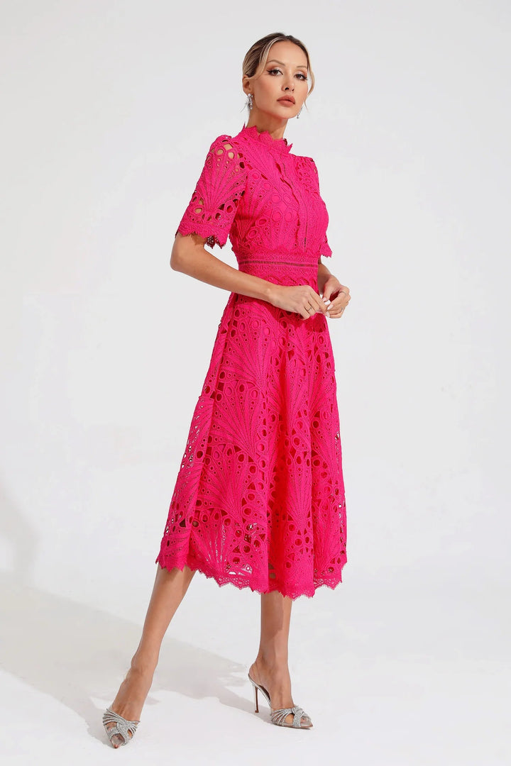 Lente/zomer A-lijn midi jurk met mock neck. Een elegante damesjurk, perfect voor een stijlvolle verschijning.