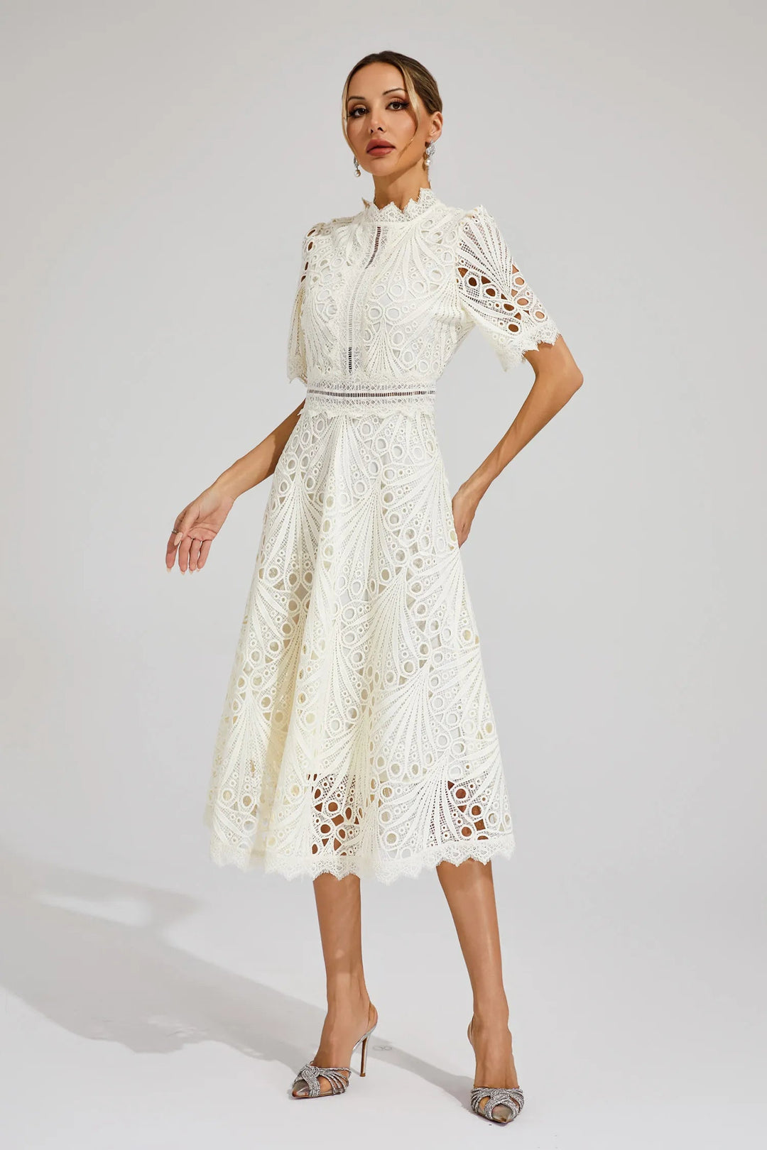 Deze elegante A-lijn midi jurk met mock neck is de perfecte damesjurk voor een chique en vrouwelijke look.