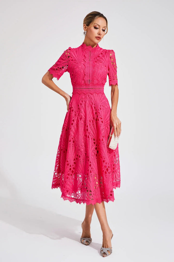 Vrouwelijke roze A-lijn midi jurk met mock neck. Deze elegante damesjurk is ideaal voor feestjes.