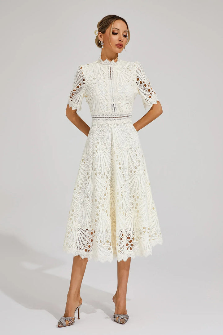 Stijlvolle witte A-lijn midi jurk met mock neck. Een elegante damesjurk, perfect voor zomerse feesten.