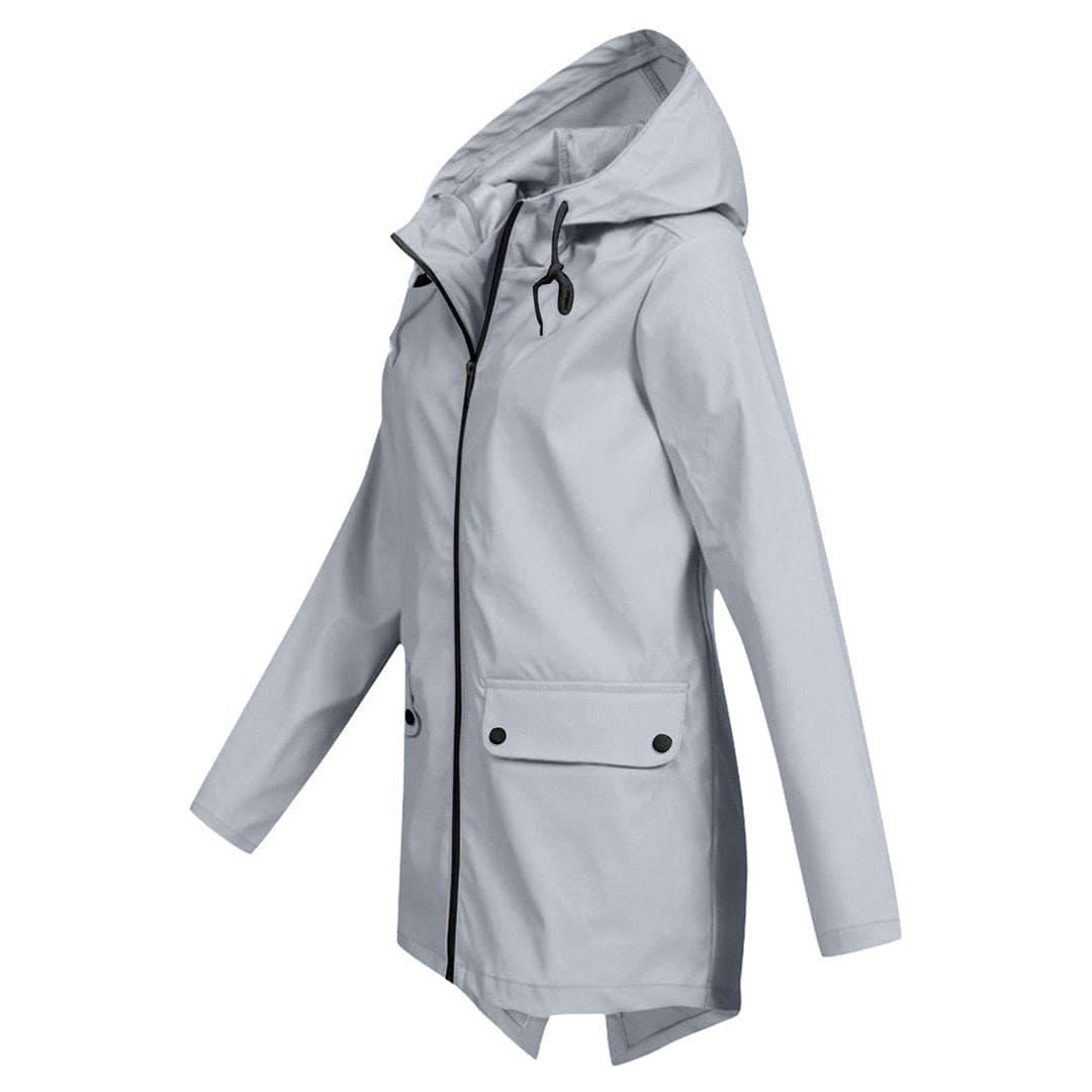 Vrouw wandelt in stijlvolle halflange dames anorak jas met capuchon, ideaal voor lente/herfst.