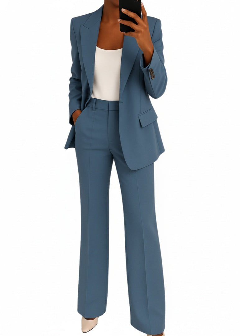Elegant dames broekpak met reverskraag blazer en wijde pijpen broek. Perfect voor zakelijke of formele events.