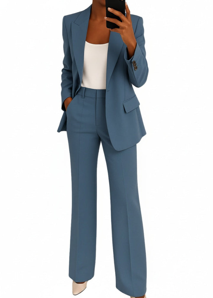 Elegant dames broekpak met reverskraag blazer en wijde pijpen broek. Perfect voor zakelijke of formele events.