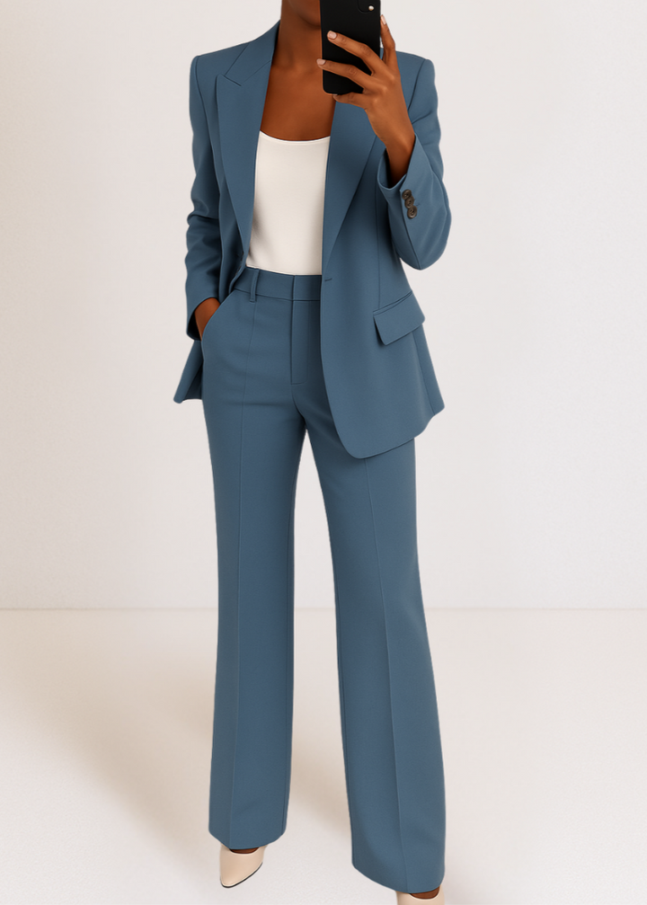 Stijlvol blauw damespak met modieuze wide leg broek en getailleerde blazer. Ideaal als kantooroutfit.