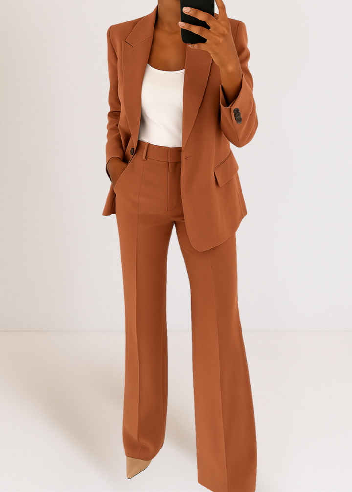 Zakelijk bruin dames broekpak met blazer en comfortabele wide leg broek. Perfect voor een professionele look.