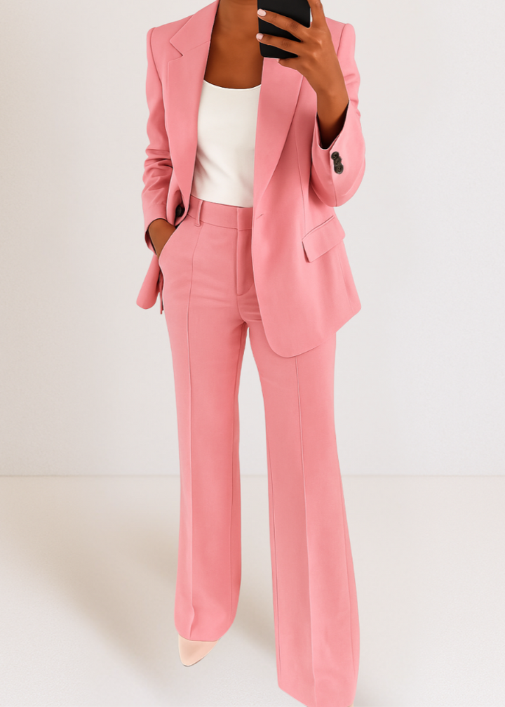 Chique damespak met reverskraag blazer en modieuze wijde pijpen broek. Geschikt voor werk en speciale gelegenheden.