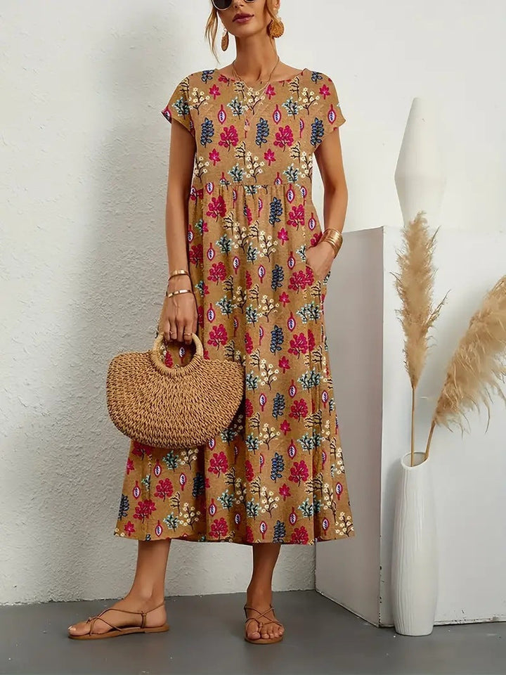 Detail van een elegante dames bloemen A-lijn midi jurk, toont de fijne print en functionele zakken.