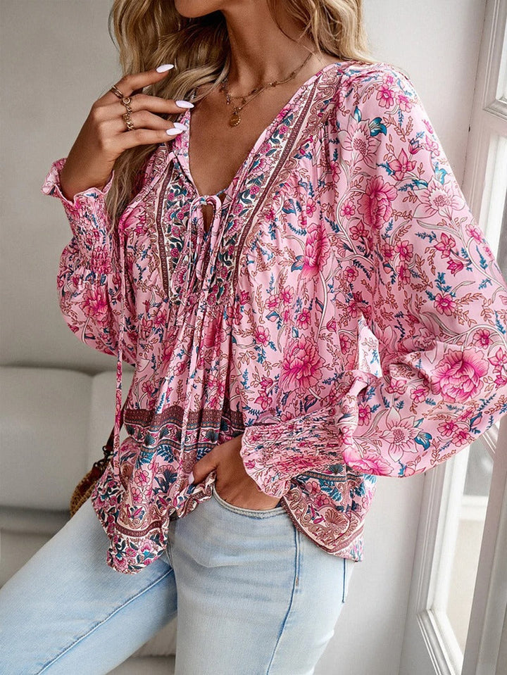 Vrouwelijke blouse met levendige bloemenprint en lange mouwen. Ideaal voor lentemode en zomeroutfits.