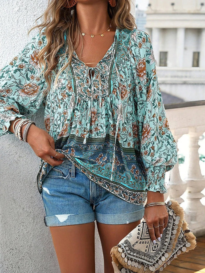 Veelzijdige dames blouse met bloemenprint en lange mouwen. Geschikt als casual of elegante top.