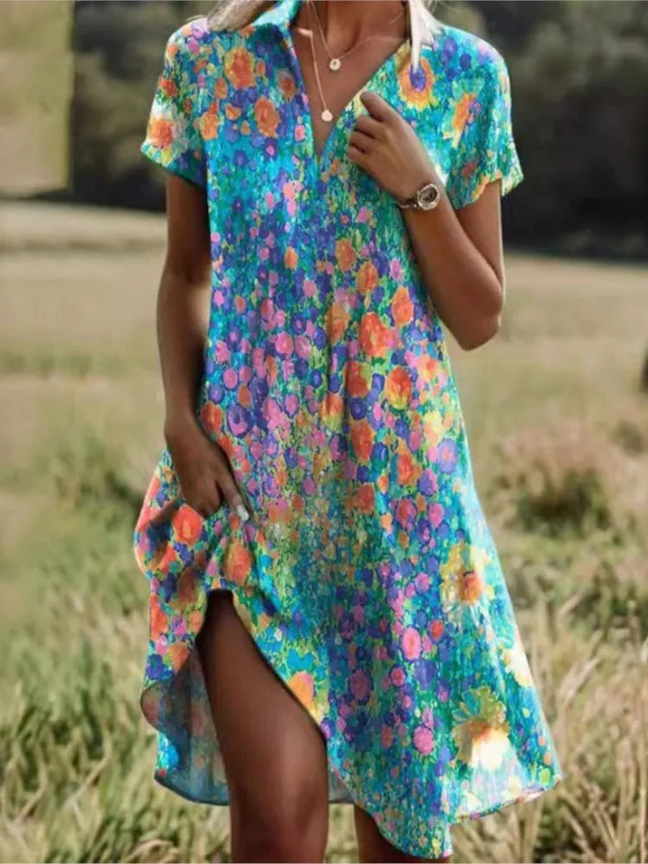 Levendige bloemenprint minijurk voor dames. Casual en chique overhemdjurk stijl.