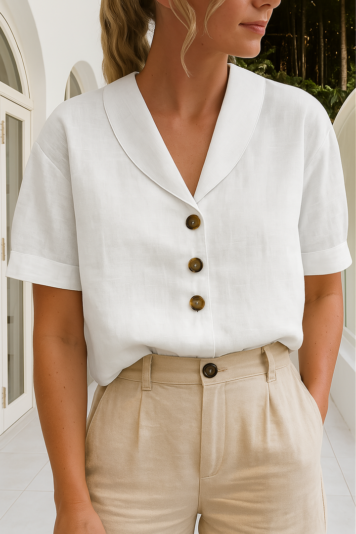 Zomerse damesblouse met korte mouw, sjaalkraag en knoopsluiting. Veelzijdige en elegante zomerkleding.