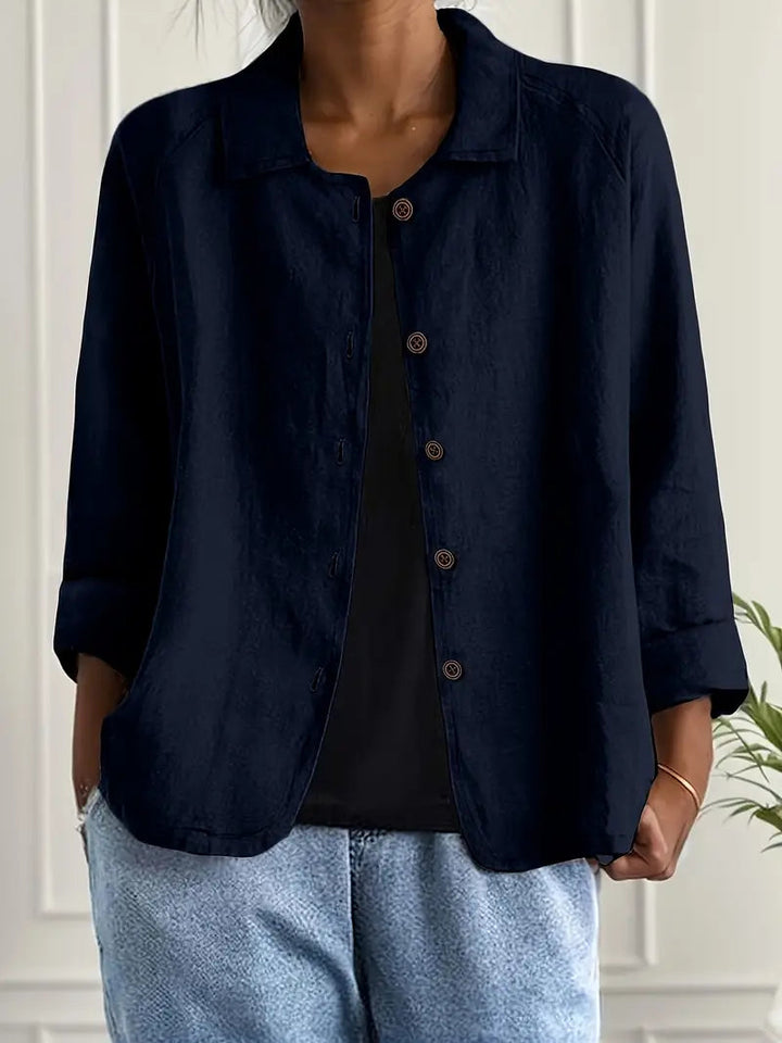 Veelzijdige damesblouse met lange mouw, knoopsluiting, geschikt voor casual en zakelijke gelegenheden.