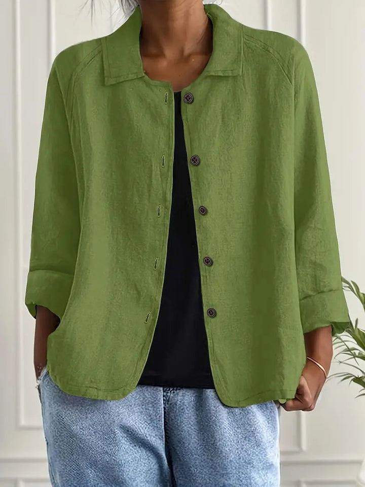 Relaxed fit damesblouse met lange mouw, klassieke kraag, comfortabel en modern.