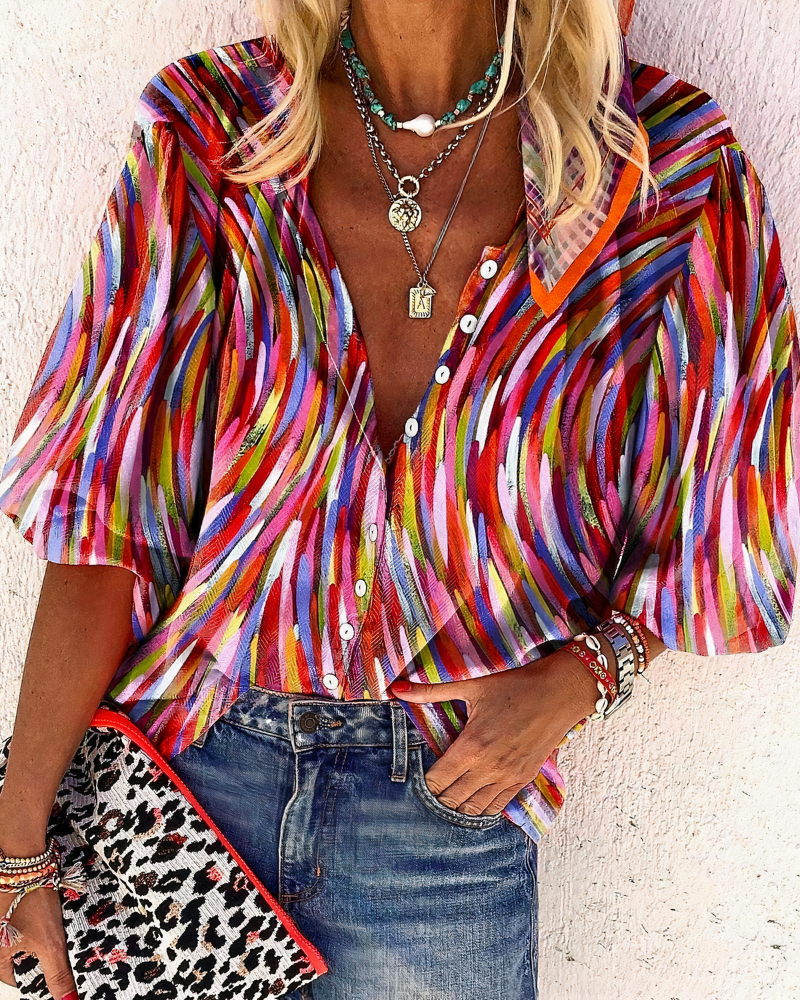 Trendy dames zomerblouse met opvallende bloemenprint, V-hals en lange mouwen; modieuze vrouwentop.