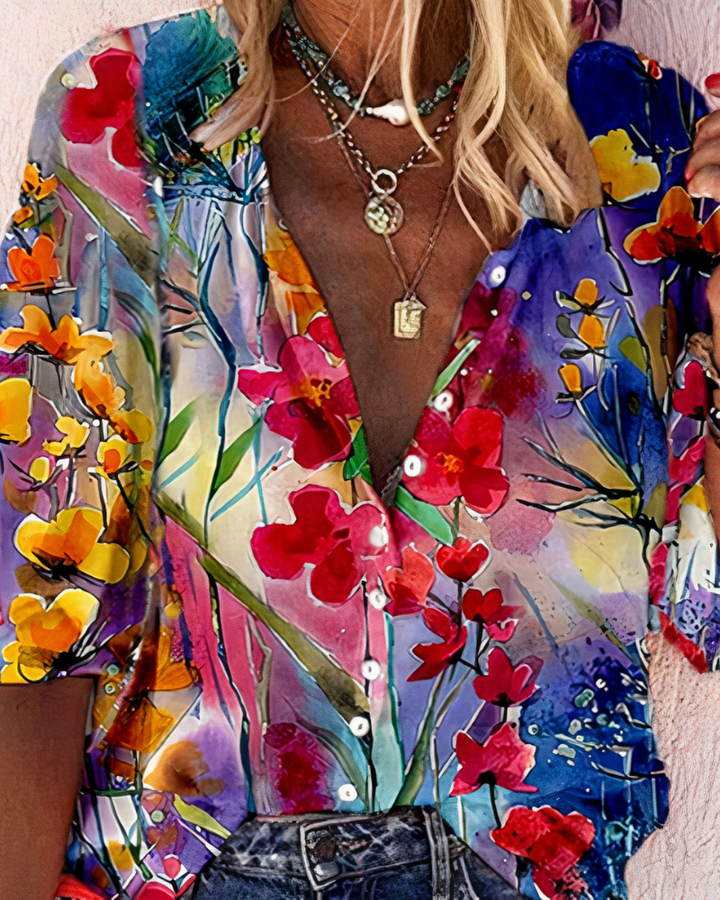 Dames boho blouse met bloemenprint en V-hals, gedragen door model, toont oversized pasvorm.
