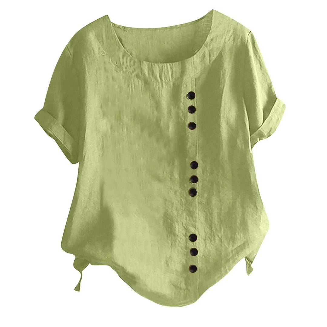 Plus size dames blouse met asymmetrische knoopsluiting. Trendy korte mouwen top voor een moderne look.