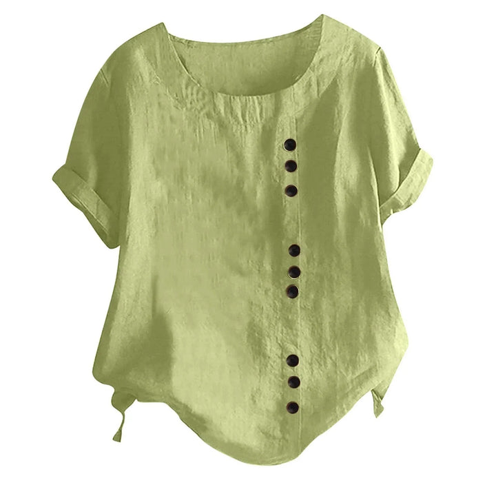 Plus size dames blouse met asymmetrische knoopsluiting. Trendy korte mouwen top voor een moderne look.