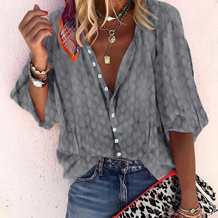 Stijlvolle dames blouse met knoopsluiting en comfortabele losse pasvorm. Een veelzijdige top voor elke dag of gelegenheid.