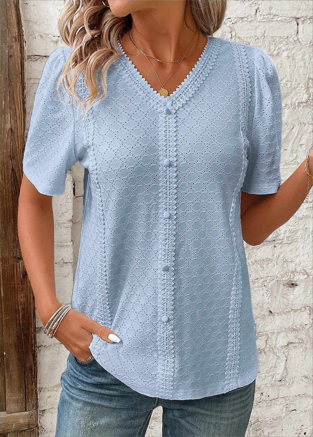 Casual witte dames blouse met korte mouwen, V-hals en knoopsluiting, perfect voor een elegante zomerlook.