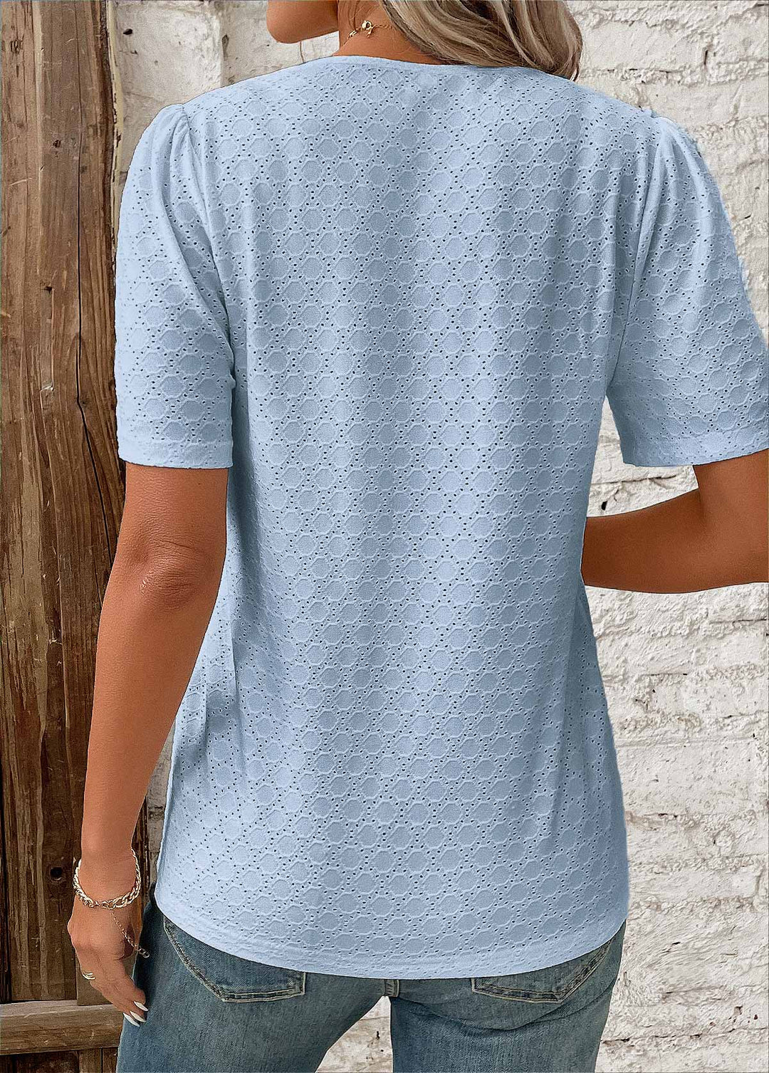 Stijlvolle witte damesblouse met broderie, korte mouwen, knoopsluiting en V-hals, elegant en zomers.
