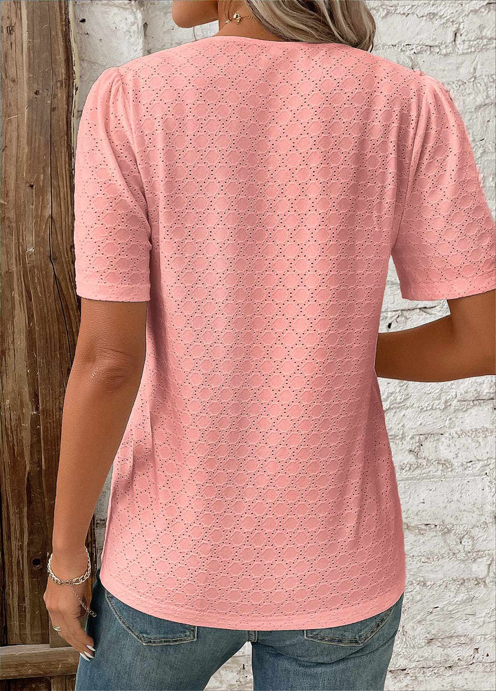 Witte damesblouse met broderie en korte mouwen, elegante knoopsluiting en V-hals voor zomerse dagen.