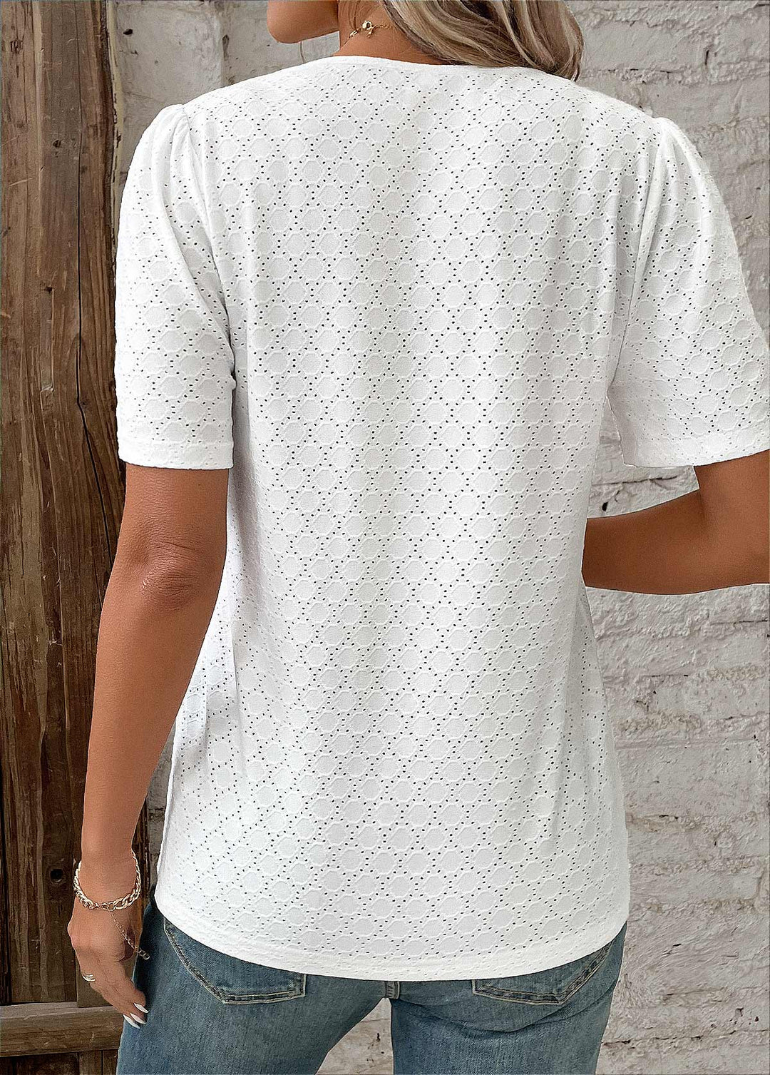 Zomerse witte dames blouse met korte mouwen, knoopsluiting, V-hals en broderie voor een elegante look.