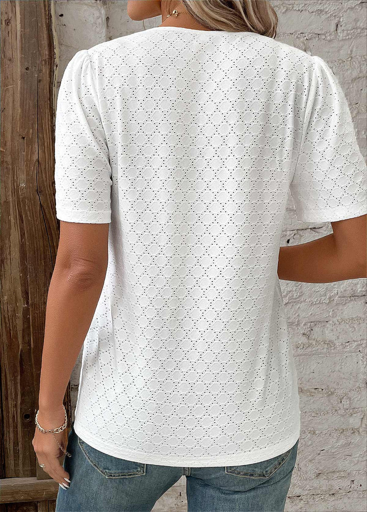 Zomerse witte dames blouse met korte mouwen, knoopsluiting, V-hals en broderie voor een elegante look.