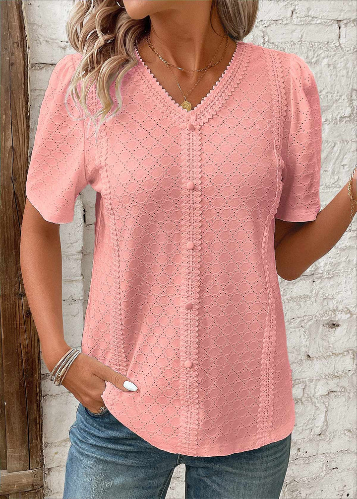 Elegante witte dames blouse met korte mouwen, knoopsluiting en V-hals, ideaal voor zomer en casual looks.
