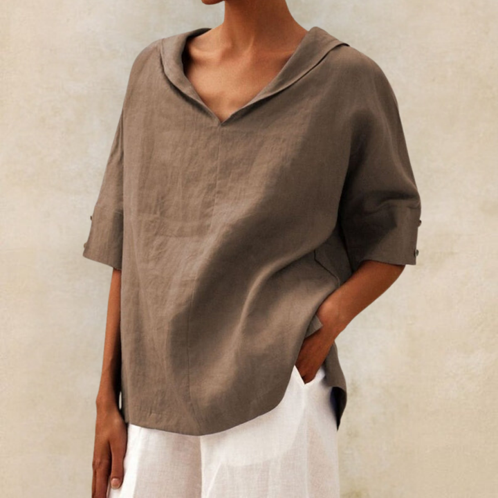 Luchtige dames top met V-hals en korte mouw. Comfortabel en modieus voor lente en zomer.