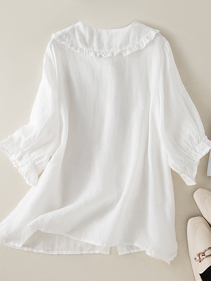 Blauwe dames blouse met elegante rucheskraag en 3/4 mouw, ideaal voor een stijlvolle, comfortabele outfit.