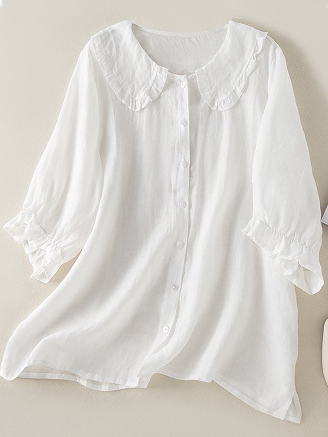 Witte, losvallende dames blouse met rucheskraag en knoopsluiting; comfortabel en modieus voor de zomer.