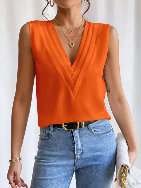 Witte mouwloze dames blouse met V-hals, comfortabel en modieus voor damesmode.