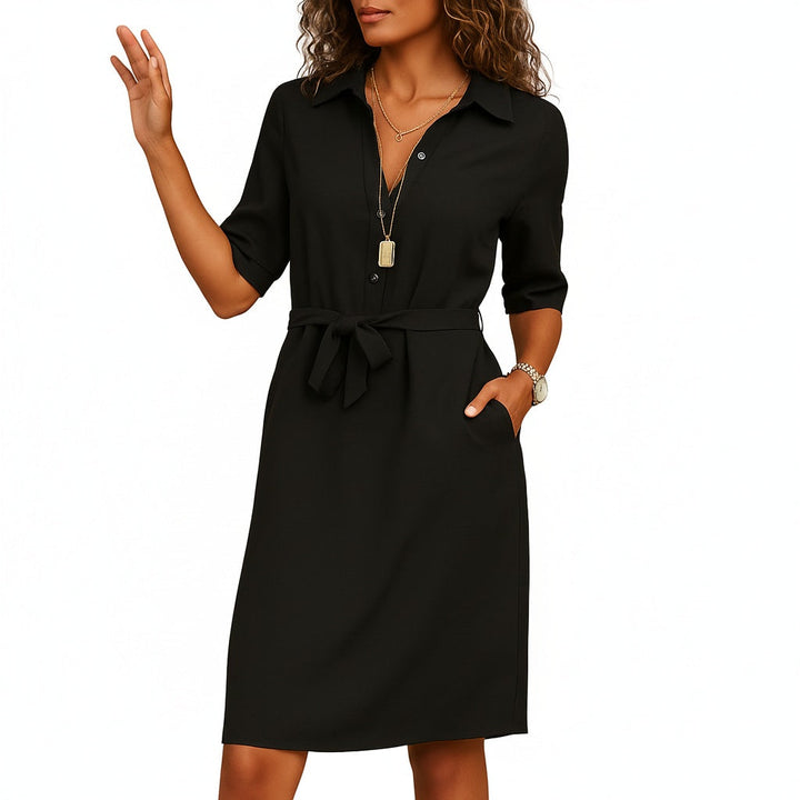Elegante dames blousejurk midi met hemdkraag, driekwart mouw en strikceintuur. Perfect als kantoorjurk.