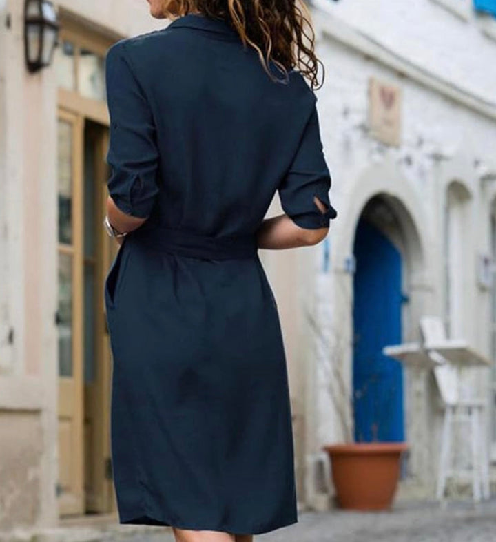 Comfortabele dames blousejurk midi met stijlvolle hemdkraag, driekwart mouw en bijpassende strikceintuur.