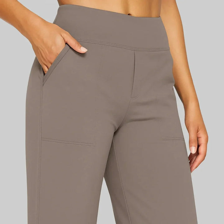 Casual damesbroek met wijde pijpen. De hoge taille en elastische band zorgen voor ultiem draaggemak.