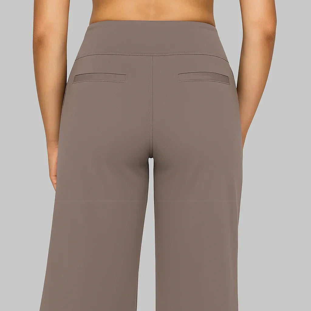 Vrouwenmode: comfortabele broek met wijde pijpen, hoge taille en een soepele pasvorm.