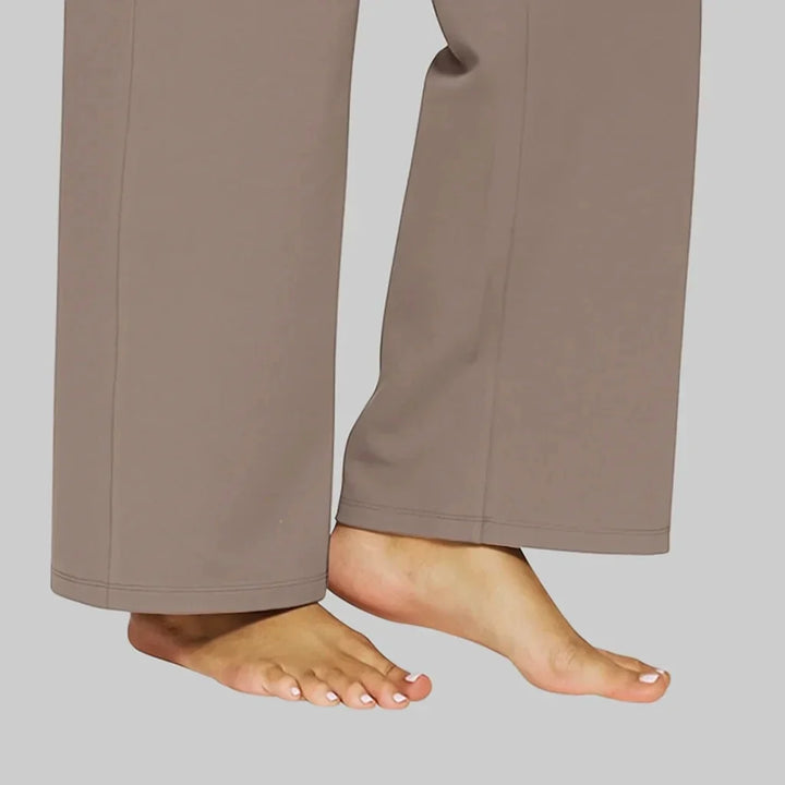 Zwarte damesbroek met wijde pijpen en hoge taille, perfect voor een elegante en comfortabele outfit.
