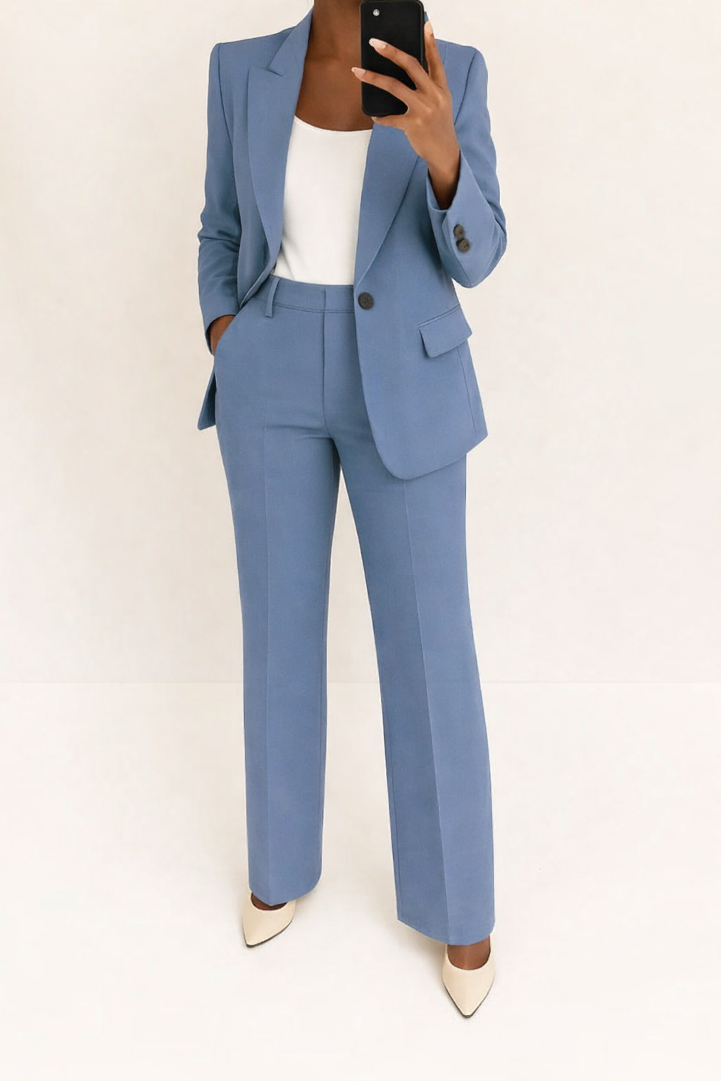 Elegant dames broekpak met stijlvolle blazer en broek met wijde pijpen, ideaal voor zakelijke of formele gelegenheden.
