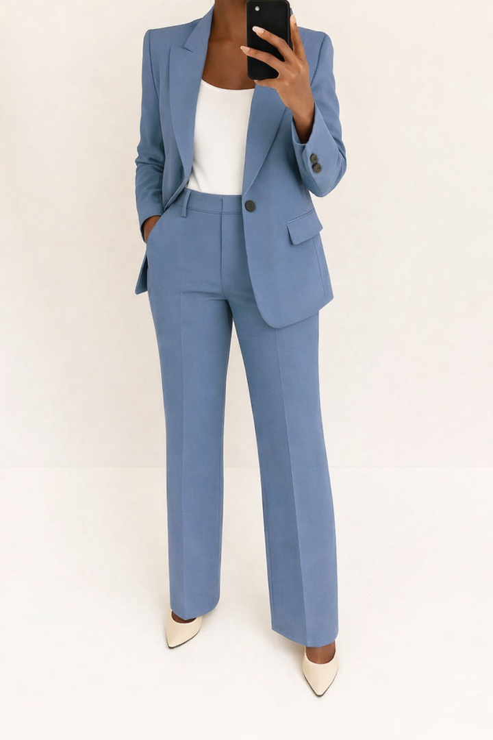 Elegant dames broekpak met stijlvolle blazer en broek met wijde pijpen, ideaal voor zakelijke of formele gelegenheden.
