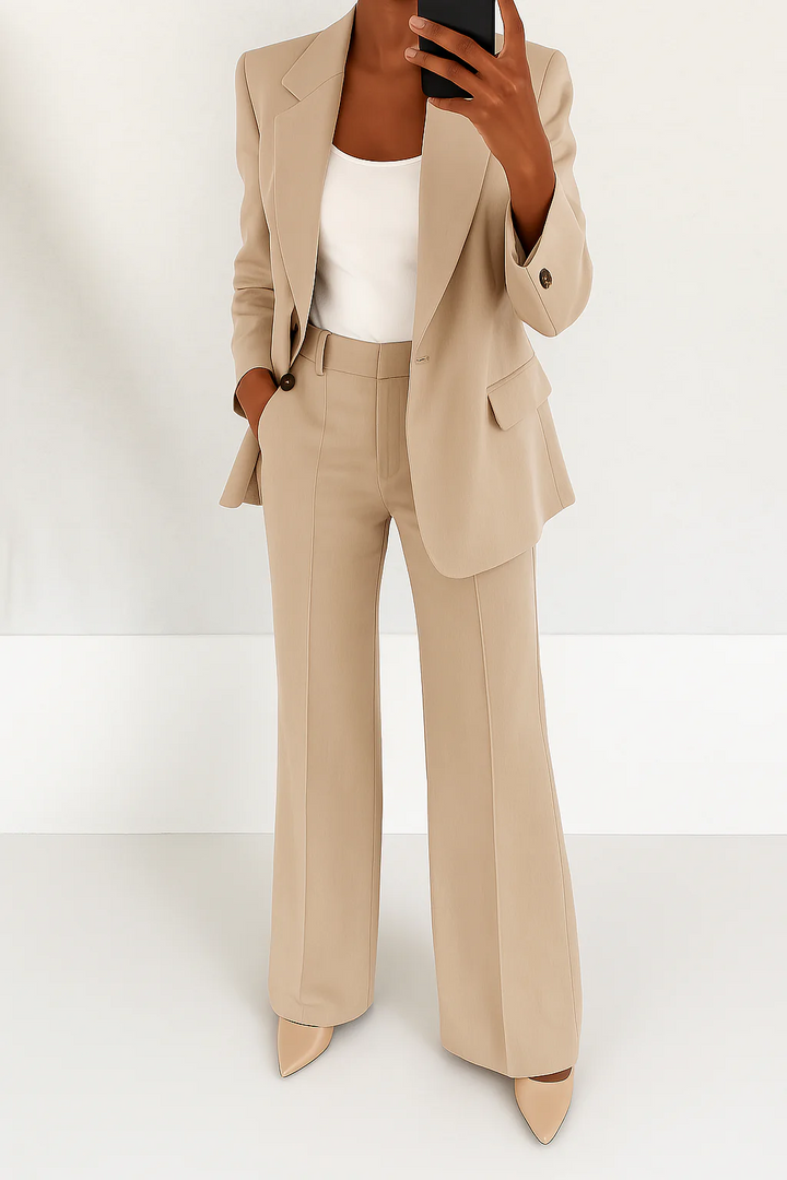Zakelijk dames broekpak, complete set met blazer en broek met wijde pijpen voor een formele look.