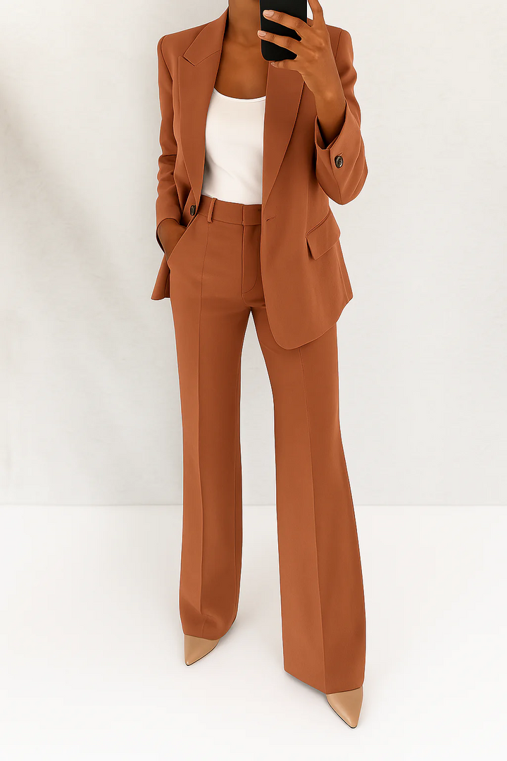 Elegante dames outfit: compleet broekpak met stijlvolle blazer en hoge taille broek met wijde pijpen.