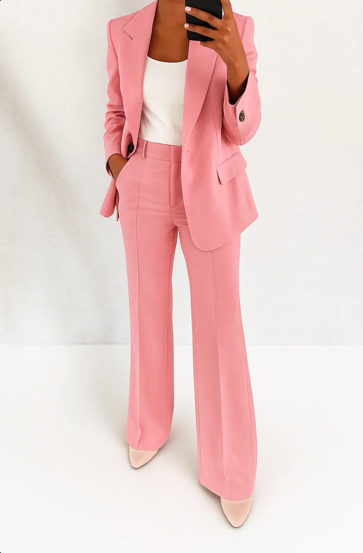 Trendy dames broekpak: blazer en wijde pijpen broek met hoge taille. Stijlvol voor werk of speciale gelegenheden.