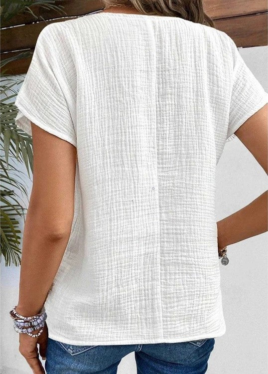 Comfortabele dames zomer blouse met korte mouw en klassieke Peter Pan kraag. Stijlvolle button-down top.