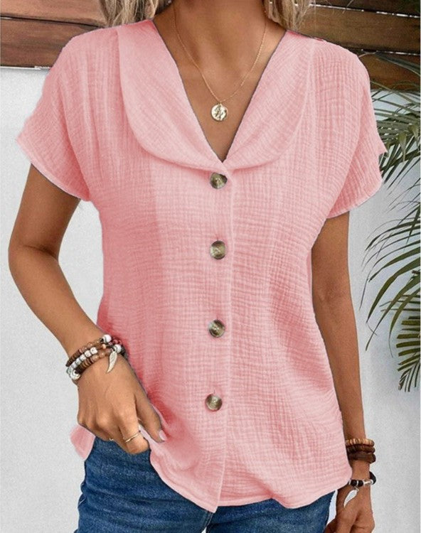 Veelzijdige dames button-down blouse met Peter Pan kraag en korte mouwen. Perfect voor een elegante zomer look.