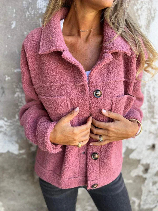 Comfortabel kraagjasje voor dames, button-down. Essentieel voor een relaxte pasvorm en casual, stijlvolle mode.